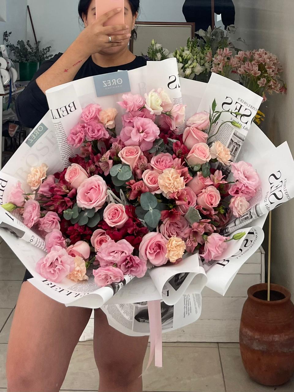 1 Paq Lisianthus, 2 Paq Astromelia, 16 Rosas, 6 Claveles y Follaje